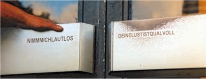 Hand-an-Tür aus dem Projekt Eine Liebe in 20 Sätzen, realisiert im und um den Arkadenhof der Uni Bonn, 1998. Foto/Copyright: Babak Saed / VG BildKunst, Bonn, 2008